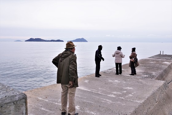 狩尾の防波堤より豊島、高井神を望む